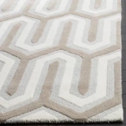 Safavieh Aveline Hand-Tufted Wool Rug with Geometric Tile Pattern