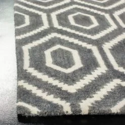 Safavieh Tami Geometric Tufted Rug - Hand-Loomed Wool Carpet