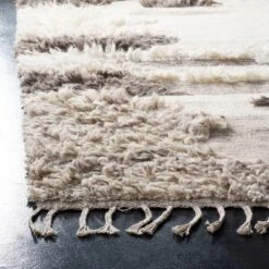 Safavieh Issa Collection Hand-Knotted Wool Geometric Rug