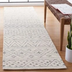Safavieh Metro MET353 Hand Tufted Wool Area Rug