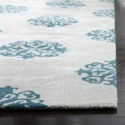 Safavieh Trondheim Rug: Hand-Tufted New Zealand Wool & Viscose Elegance
