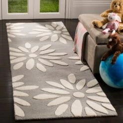 Safavieh Kids SFK914 Hand-Tufted Wool Area Rug