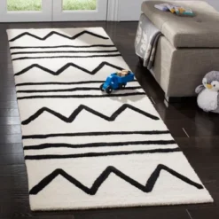 Safavieh Kids SFK907 Hand Tufted Wool Area Rug