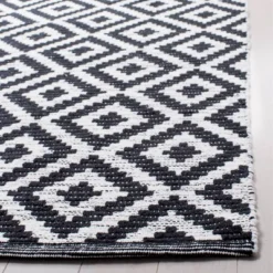 Safavieh Jaida Hand-Woven Cotton Geometric Accent Rug