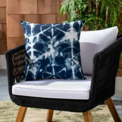 Safavieh Maven Navy and White Indoor/Outdoor Pillow - 18" x 18"