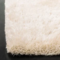 Safavieh Annmarie Solid Tufted Shag Rug